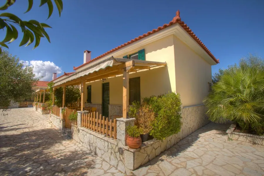Σπίτι με πέργκολα και φοίνικα