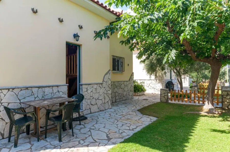 Τραπέζι στην αυλή, κάτω από το δέντρο